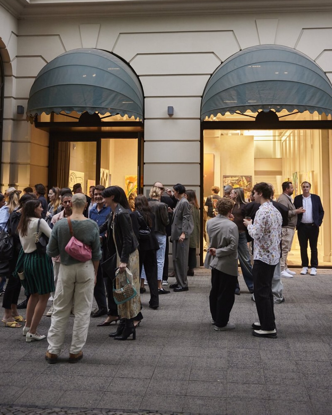 Sawade x @berlinartweek 2025 🖤

Bold, vibrant, Berlin. Kunst trifft Genuss – und unsere Pralinen mittendrin.

Danke @julian_daynov und @tinabobbe für die Inszenierung und alle, die diese Woche so besonders gemacht haben.

📸 @timsonnntag 

#SawadeBerlin #BerlinArtWeek #JulianDaynow #Pralinen