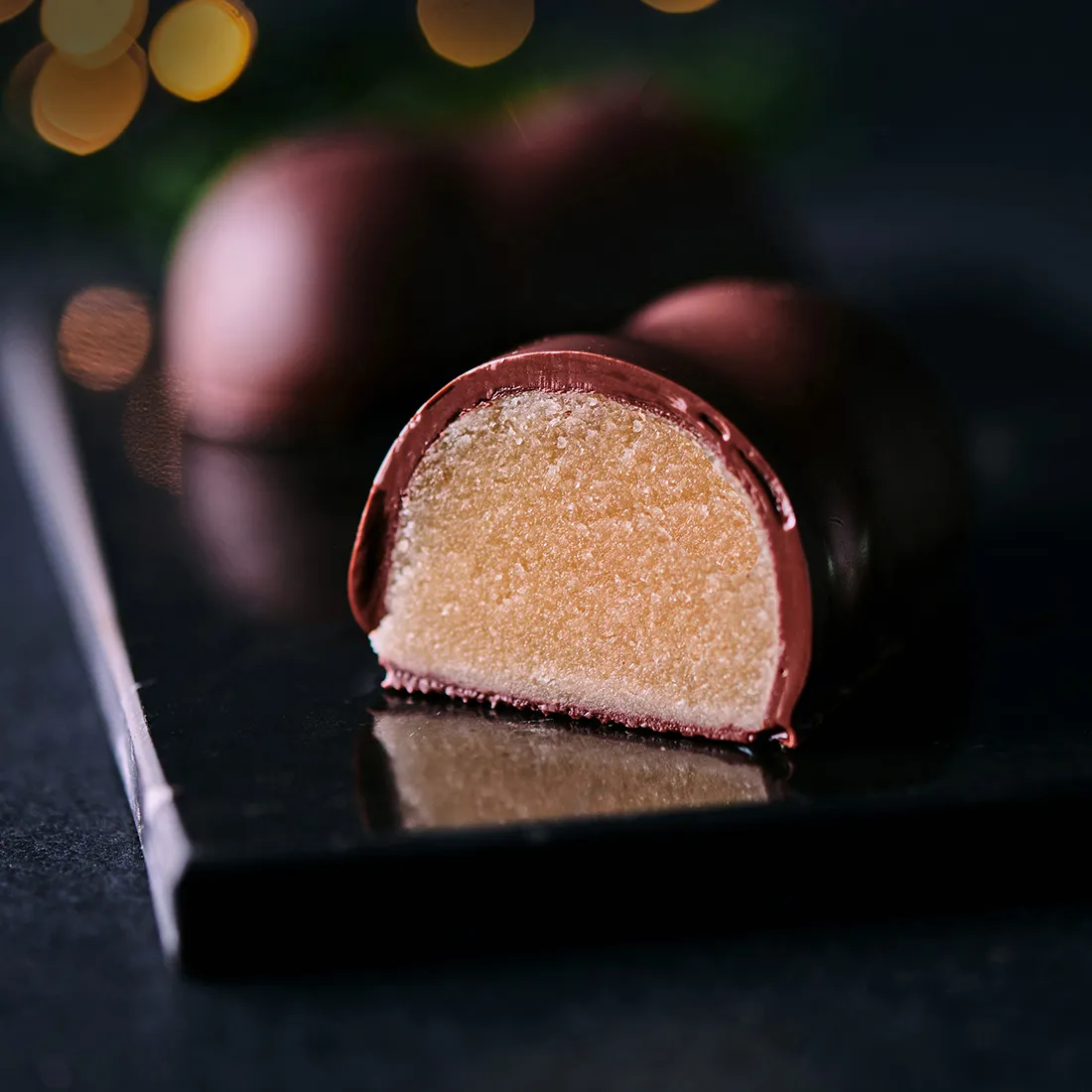 Großes schokoliertes Edelmarzipan Brot