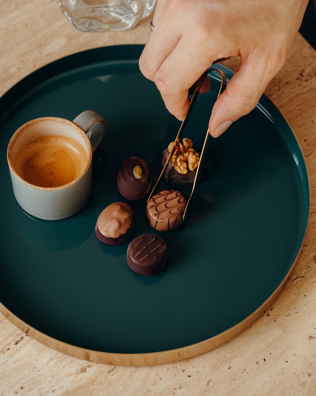 Herbstzeit ist Hygge-Zeit – und was passt besser dazu als feine Pralinen? 🍂✨

Unsere Edelmarzipan-Spezialitäten vereinen viel Mandel, wenig Zucker und ganz viel Geschmack – perfekt für kleine Auszeiten im Herbst. 🌰🍫

👉 Mit wem teilst du deine Pralinenpause?

📸 @thedudeforfood 

#SawadeBerlin #PralinenLiebe #HerbstGenuss #Hygge