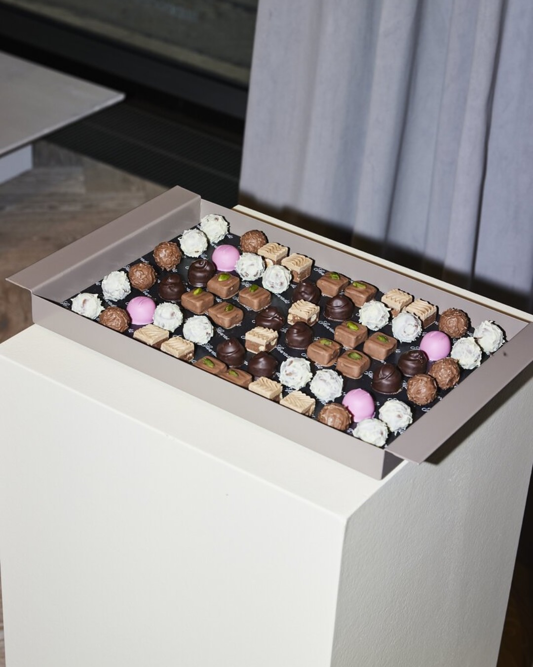 Sawade x @berlinartweek 2025 🖤

Bold, vibrant, Berlin. Kunst trifft Genuss – und unsere Pralinen mittendrin.

Danke @julian_daynov und @tinabobbe für die Inszenierung und alle, die diese Woche so besonders gemacht haben.

📸 @timsonnntag 

#SawadeBerlin #BerlinArtWeek #JulianDaynow #Pralinen