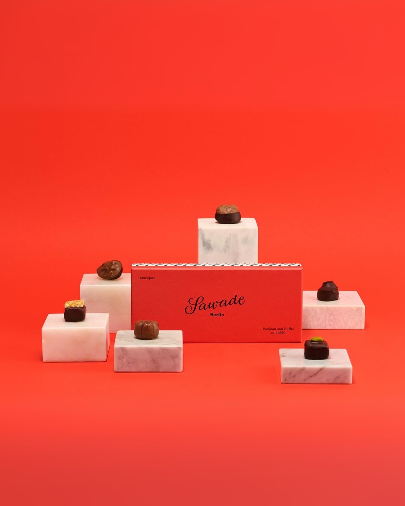 Mhmm, Marzipan! ✨
Weniger Zucker, ganz viel Mandel, noch mehr Geschmack - genau dafür steht unser Marzipan. Egal ob Marzipan-Walnuss, Pistazien-Marzipan, Marzipan-Krokant oder auch unsere Königin, frisch aus unserer Manufaktur ist jede Sorte ein kleines Meisterwerk in Zartbitterschokolade. Schon probiert? 👑🍫
👉 Pssst… jetzt noch schnell für unseren Newsletter anmelden und ab Donnerstag exklusiv im Abo 10% Rabatt auf alle Marzipan Artikel erhalten!
#SawadeBerlin #Marzipan #Pralinen