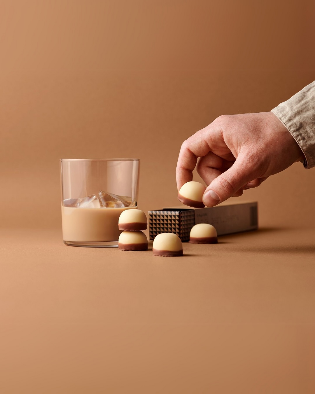 Hello Herbst – hello Trüffelzeit! 🍂✨
Frisch aus der Manufaktur und nur für kurze Zeit: Unsere limitierten Herbsttrüffel sind zurück! Marone-Karamell und Zimttrüffel mit Baileys – beide zum Dahinschmelzen gut! Ob nussig oder sahnig mit Zimt – so schmeckt der Herbst bei Sawade.
👉🏼Aber pssst: Nur solange der Vorrat reicht!
#Herbsttrüffel #LimitedEdition #SawadeBerlin #PralinenLiebe #Herbstgenuss